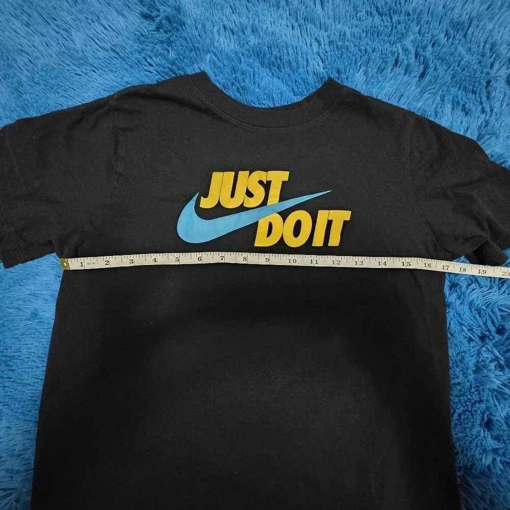 The Nike Tee Kids Size Large